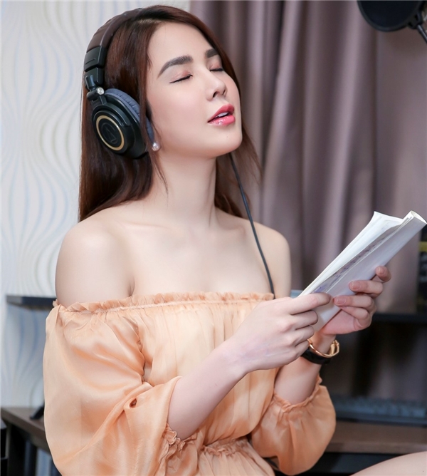 Cách đây hai tuần khi đến phòng thu, mỹ nhân sinh năm 1989 tiếp tục lộ gương mặt căng phồng. - Tin sao Viet - Tin tuc sao Viet - Scandal sao Viet - Tin tuc cua Sao - Tin cua Sao