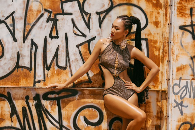 gai-mot-con-dieu-huyen-khoe-4-hinh-xam-tren-co-the-khi-mac-bikini-2