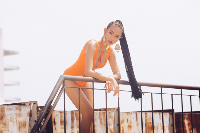 gai-mot-con-dieu-huyen-khoe-4-hinh-xam-tren-co-the-khi-mac-bikini-4