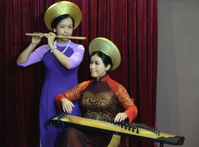 Nghệ sĩ Việt thích thú ngắm tượng sáp giống hệt mình