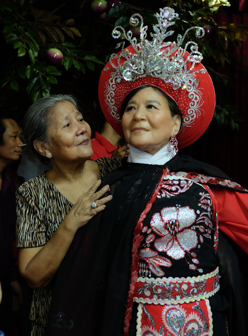 Nghệ sĩ Việt thích thú ngắm tượng sáp giống hệt mình