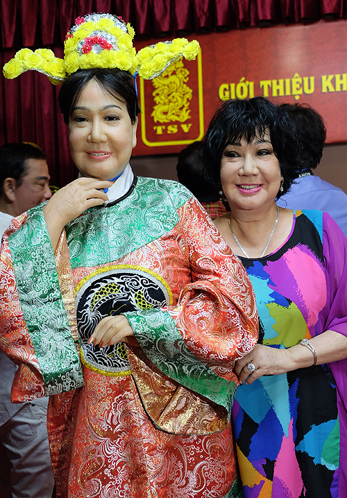 Nghệ sĩ Việt thích thú ngắm tượng sáp giống hệt mình